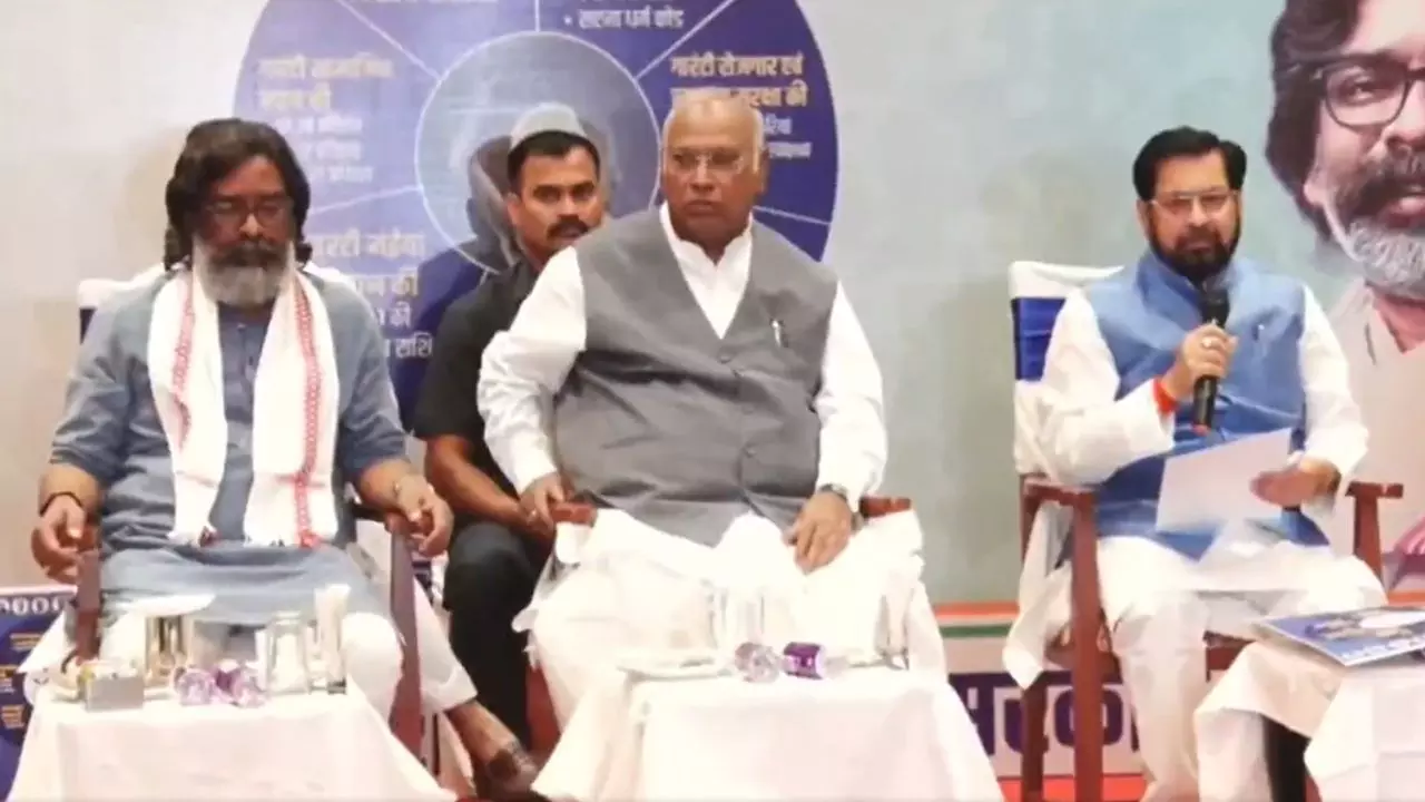 इंडिया गठबंधन ने रोजगार, अनाज और महिला सम्मान की दी गारंटी, झारखंड चुनाव को लेकर जारी किया घोषणा पत्र