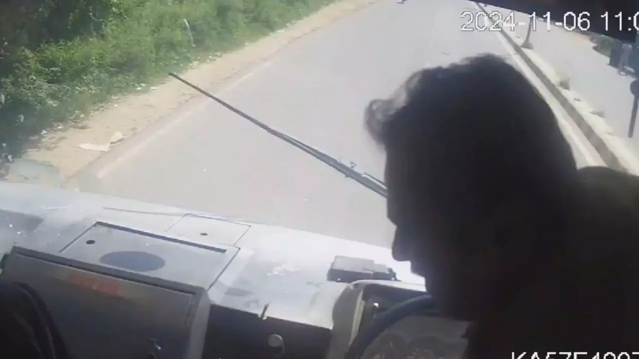 बस चालक को अचानक आया हार्ट अटैक, कंडक्टर ने लगाया दिमाग, बची कई यात्रियों की जान; Video वायरल