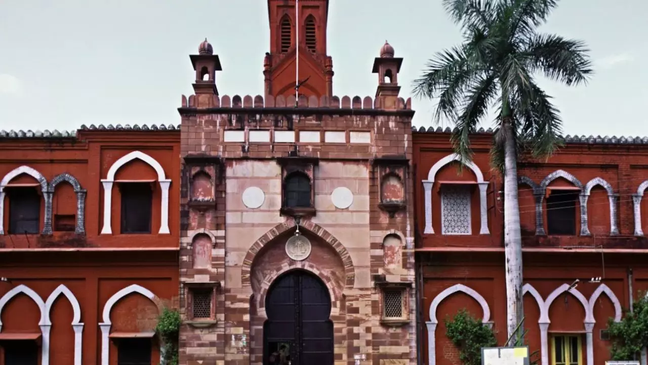 AMU का अल्पसंख्यक दर्जा नए सिरे से होगा तय, SC ने रद्द कर दिया 57 साल पुराना फैसला