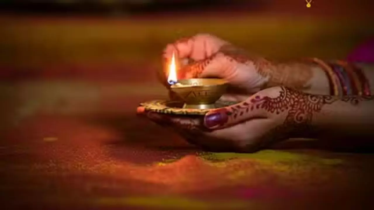 Kartik Purnima 2024: कब है कार्तिक पूर्णिमा? जानें पवित्र दिन पर स्नान-दान और दीपदान का महत्व