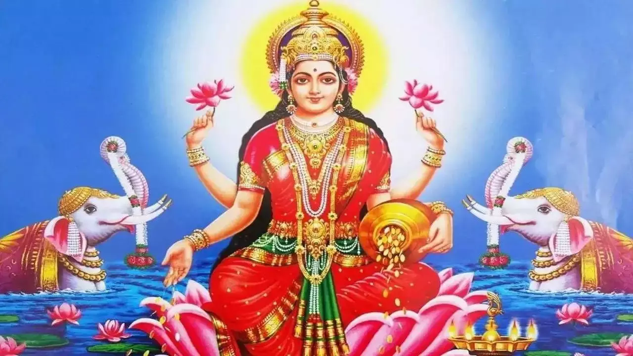 Laxmi Pujan: शुक्रवार को इस तरह करें लक्ष्मी पूजन, जीवन में धन और समृद्धि का रहेगा वास!