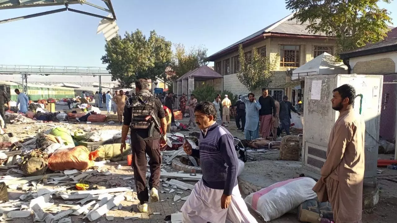 VIDEO: लोग कर थे ट्रेन का इंतजार, धमाके से उड़ा पूरा रेलवे स्टेशन, 14 जवान समेत 26 की मौत