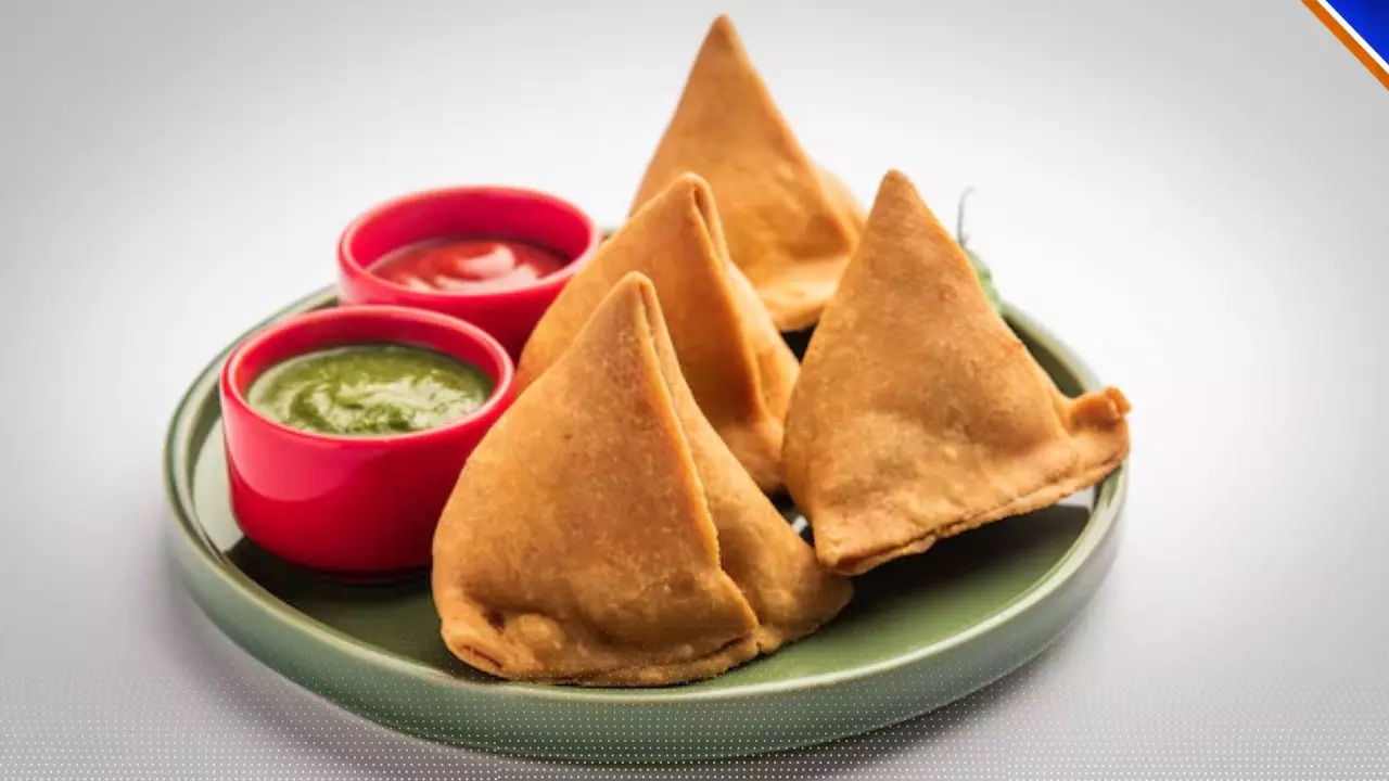 सुक्खू जी का समोसा कोई भी खाए, पर आप न खाएं, जानें कैसे ये Snack डालता है आपकी सेहत पर असर