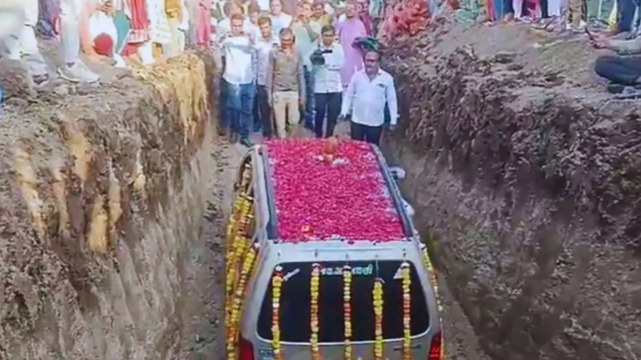 लकी कार का अंतिम संस्‍कार! गुजराती परिवार ने अपनी फेवरेट कार को कुछ यूं दी अंतिम विदाई, 1500 लोग हुए शामिल