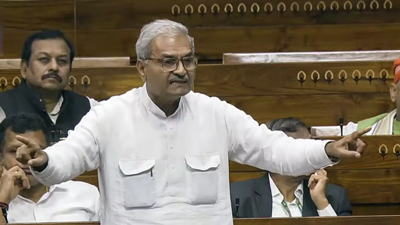 फोन की लत...अब तो ऑनलाइन पैदा होंगे बच्चे, भावनाओं में बह गए BJP सांसद, भरी सभा में ये क्या कह गए?