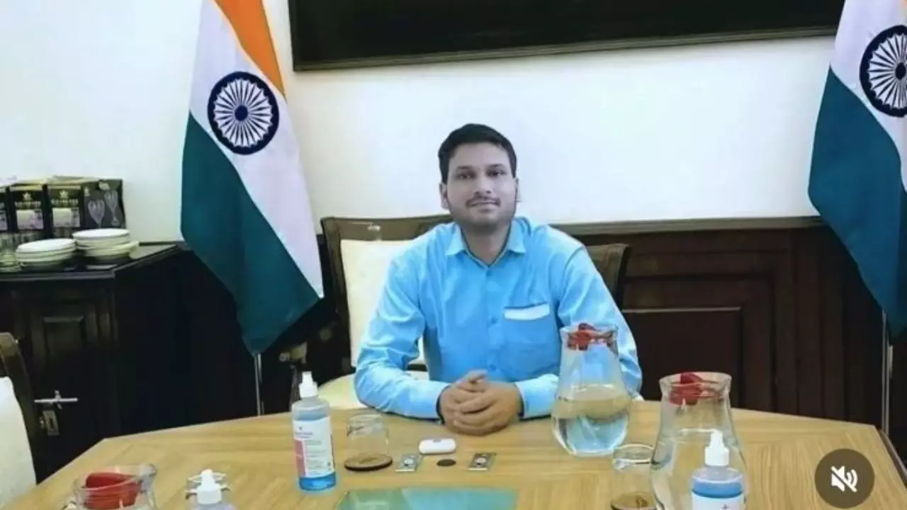 फर्जी IRS अधिकारी ने 25 लड़कियों को फंसाकर किया वारे न्यारे, मोबाइल में अश्लील फोटो, पुलिस के भी उड़े होश
