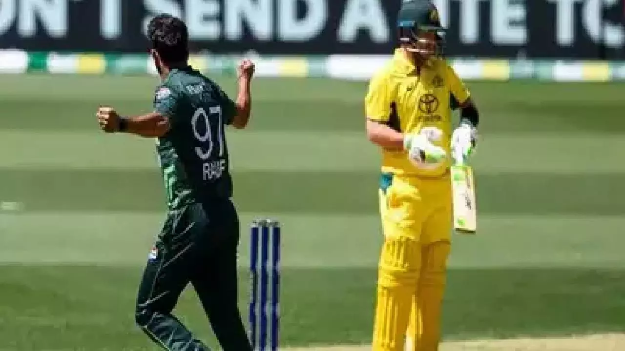 पाक गेंदबाज ने कंगारू खिलाड़ी का तोड़ दिया हाथ, मैदान छोड़कर जाना पड़ा पाक गेंदबाज ने कंगारू खिलाड़ी का तोड़ दिया हाथ, मैदान छोड़कर जाना पड़ा
