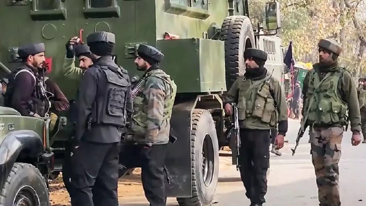 Jammu-Kashmir: सुरक्षाबलों और आतंकियों के बीच मुठभेड़ जारी, 3 सैनिक जख्मी