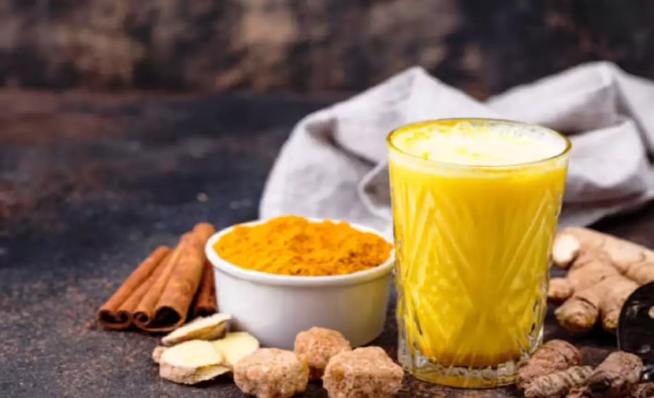 सर्दियों में स्वास्थ्य के लिए अमृत है हल्दी वाला दूध, आज ही पीना कर दें शुरू