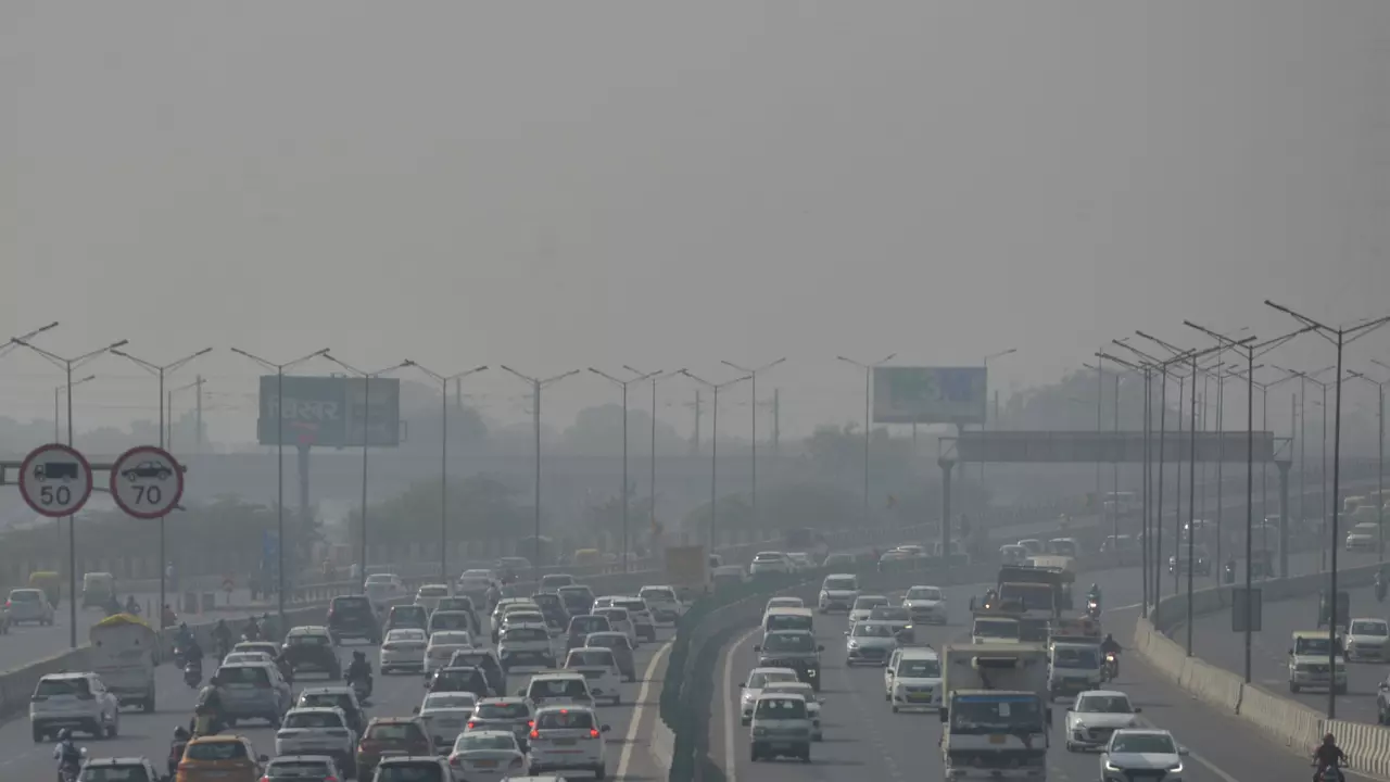 ठंडी हवा के साथ दिल्ली-एनसीआर में सर्दी ने दी दस्तक, कई इलाकों में छाया कोहरा, पढ़िए मौसम का अपडेट