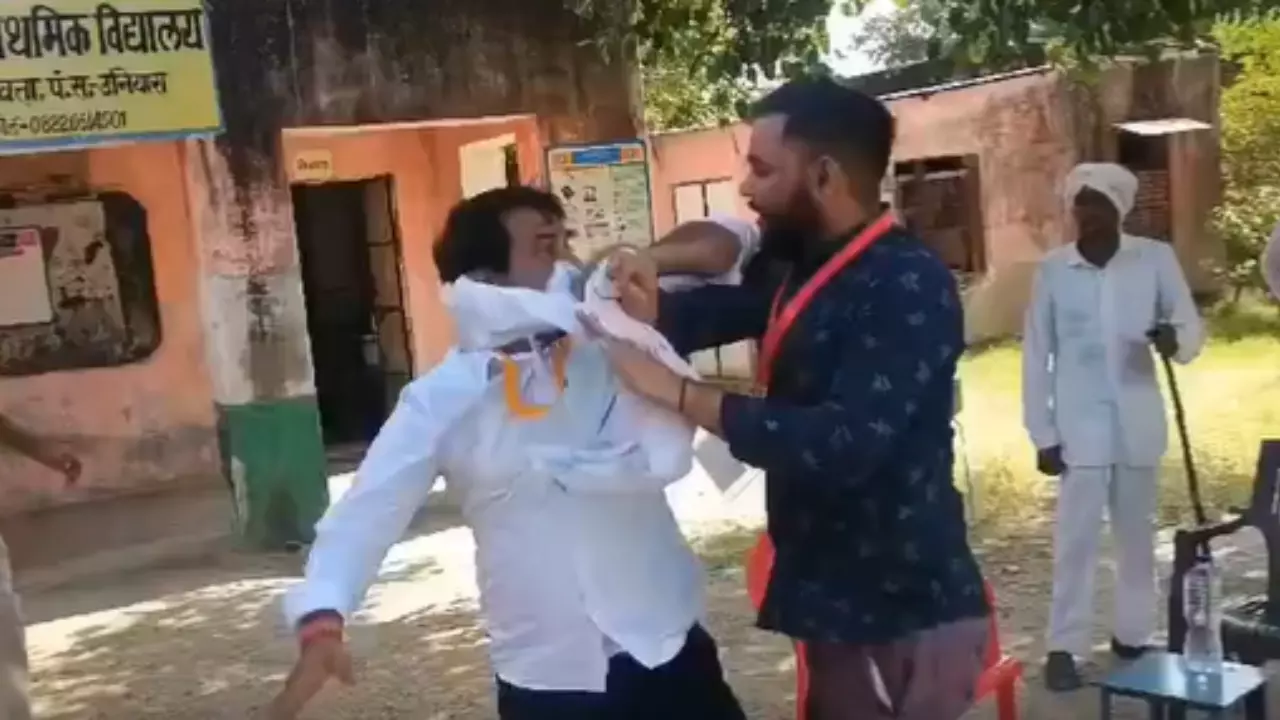 पोलिंग बूथ पर जमकर चले लात-घूंसे! राजस्थान के उपचुनाव में निर्दलीय प्रत्याशी और SDM की लड़ाई, देखें VIDEO