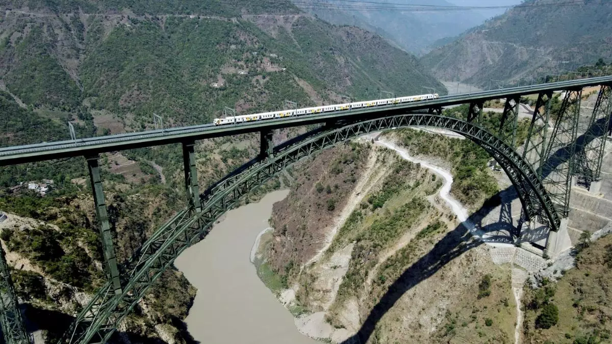 Chenab Bridge: जिसके आगे एफिल टावर भी है छोटा, कहानी... दुनिया के सबसे ऊंचे रेलवे पुल की