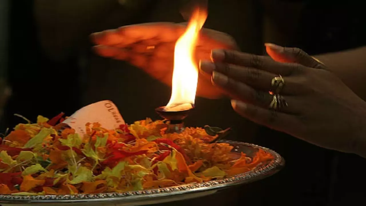 Kartik Purnima 2024: कार्तिक पूर्णिमा के दुर्लभ संयोग में इन 4 चीजों का दान करेगा मालामाल, घर में होगी देवी लक्ष्मी की स्थायी कृपा!