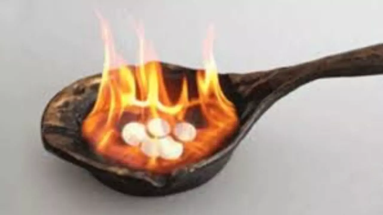 घर में इस समय कपूर और लौंग जलाने से हो सकती है समृद्धि की बौछार! जानें इसका असरदार तरीका