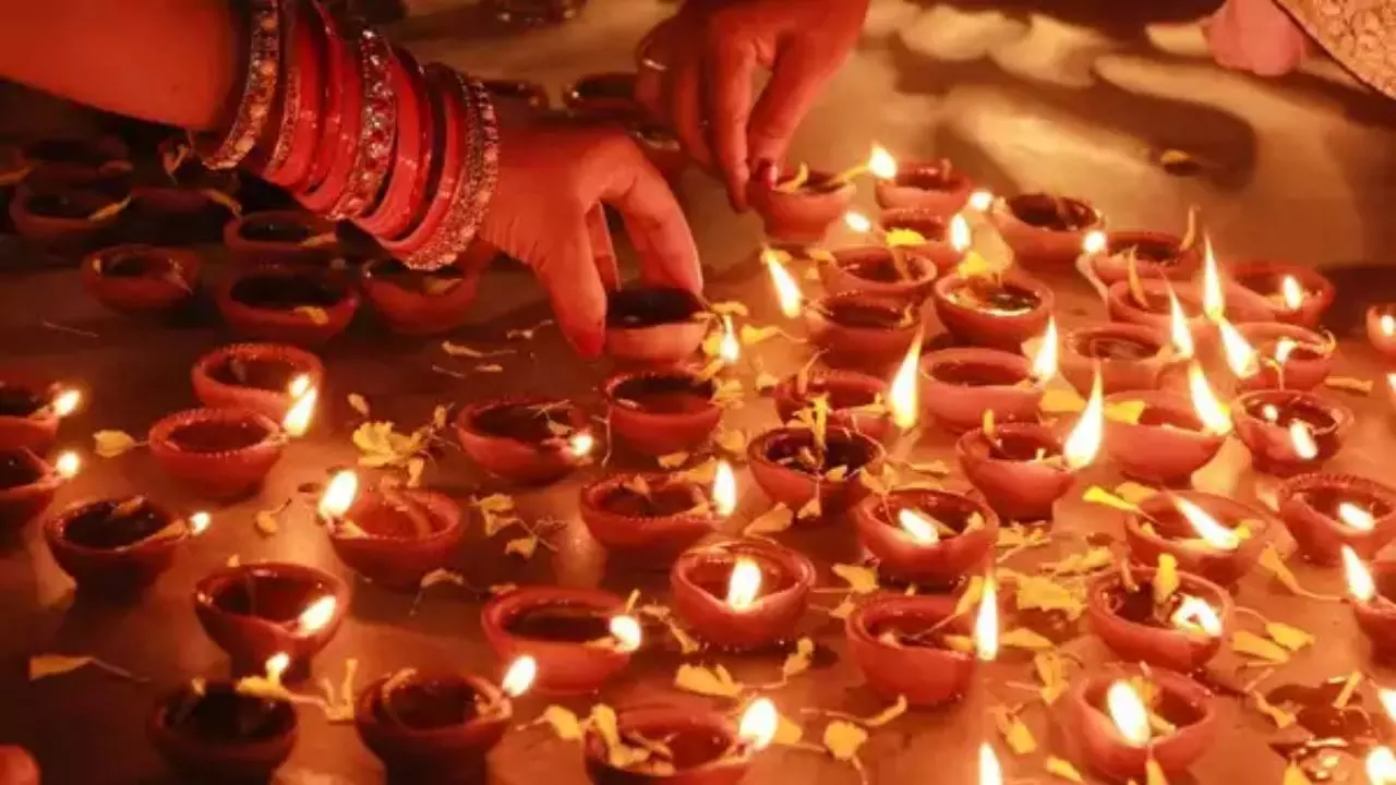Dev Deepawali 2024: देव दीपावली पर बन रहे हैं दुर्लभ शुभ योग, इन 3 राशियों की रातोंरात बदल सकती है किस्मत!