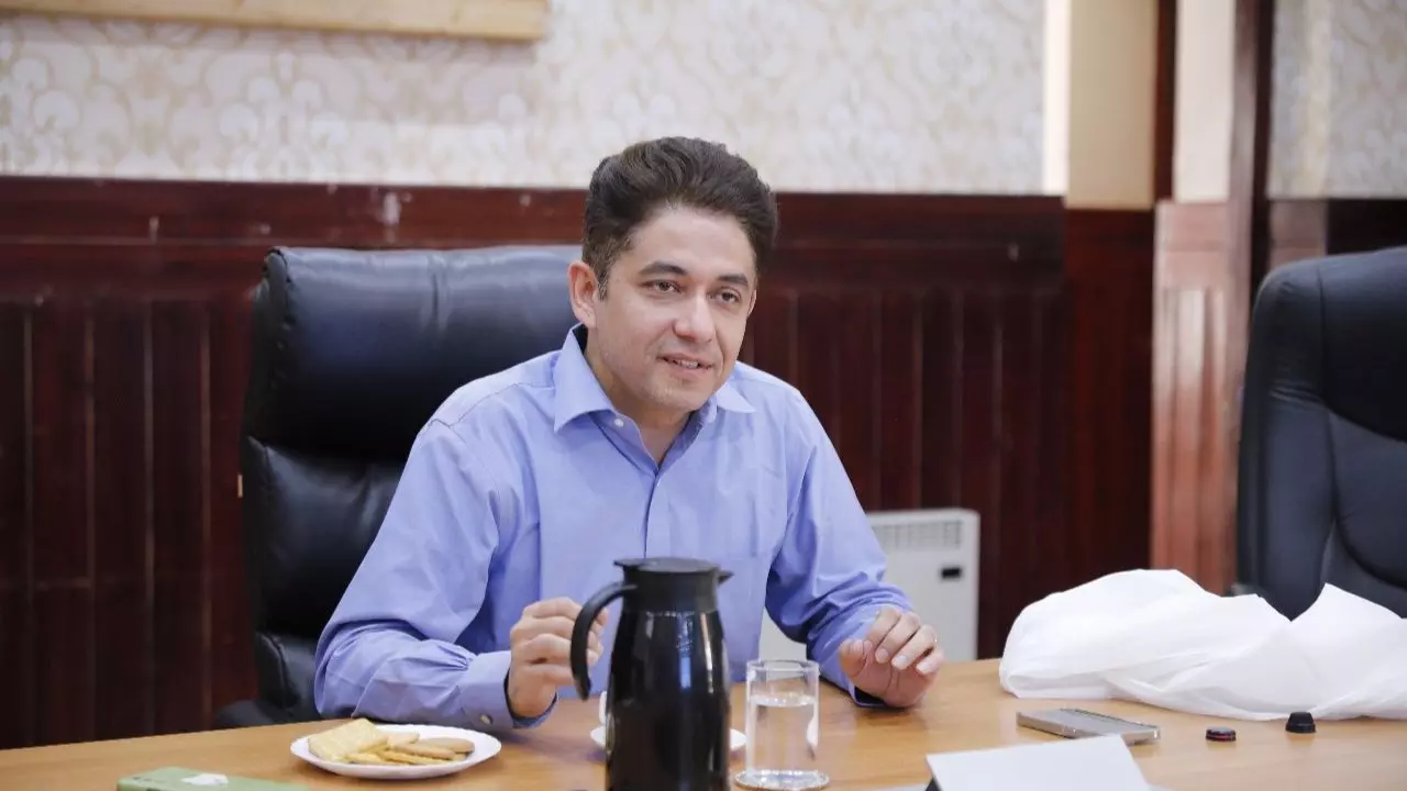 फैमिली बिजनेस ने बनाया अमीर, जानें कौन हैं एक रुपये की सैलरी लेने वाले IAS अमित कटारिया