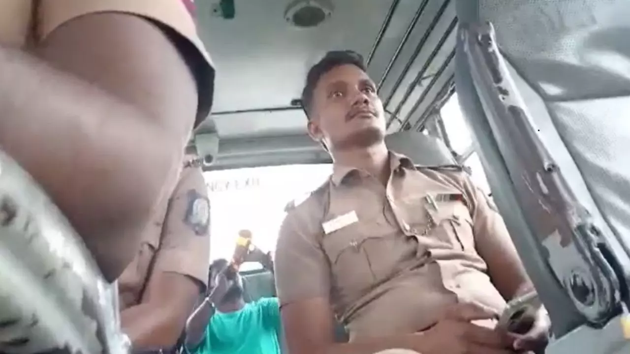 कैदियों को ले जाते समय जाम छलका रहे पुलिसकर्मी, सोशल मीडिया पर वीडियो वायरल; विभाग ने लिया एक्शन