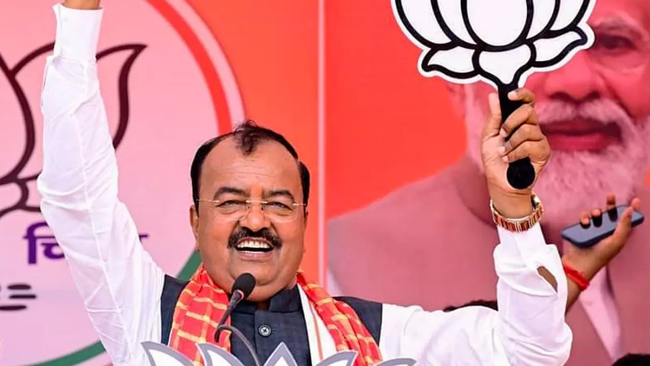 बंटेंगे तो कटेंगे से डिप्टी सीएम केशव प्रसाद मौर्य की दूरी, कहा- हमारा नारा सबका साथ सबका विकास बंटेंगे तो कटेंगे से डिप्टी सीएम केशव प्रसाद मौर्य की दूरी, कहा- हमारा नारा सबका साथ सबका विकास