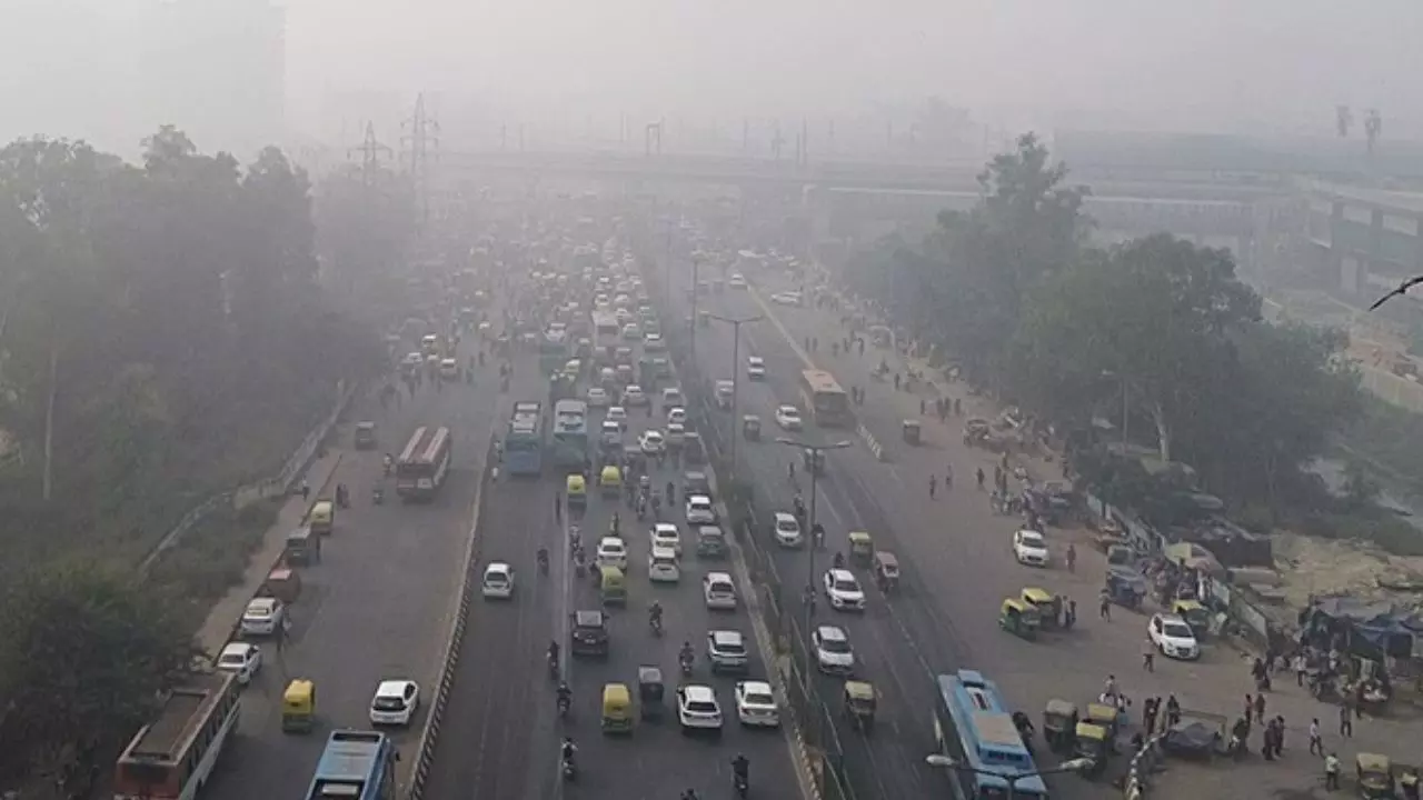 बढ़ते प्रदूषण के बीच दिल्ली में इन वाहनों पर बैन, देना होगा 20,000 रुपये का जुर्माना, ऑफिस टाइमिंग में भी बदलाव