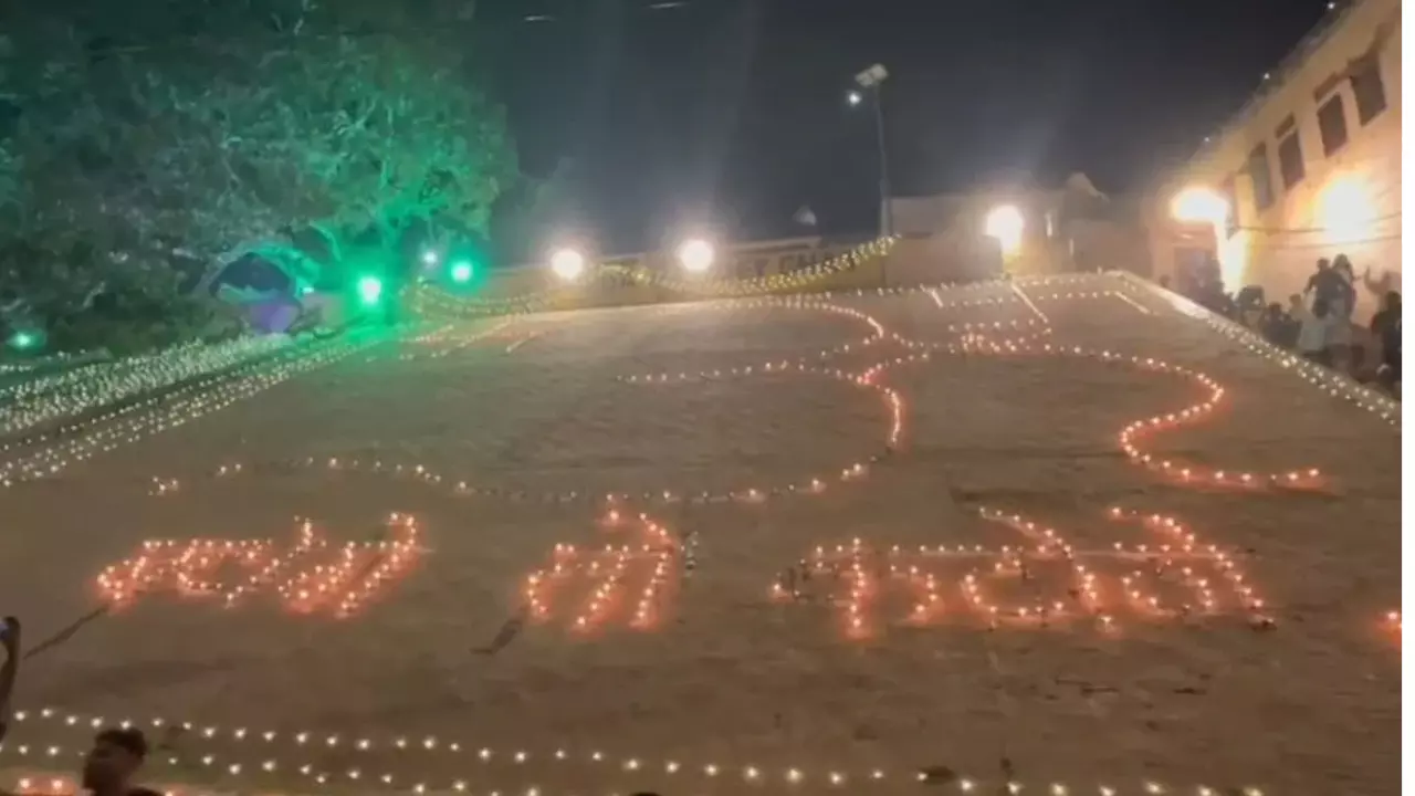 देव दीपावली के बीच बंटोगे तो कटोगे, वाराणसी के पांडे घाट पर दियों से बनाई नारे की तस्वीर