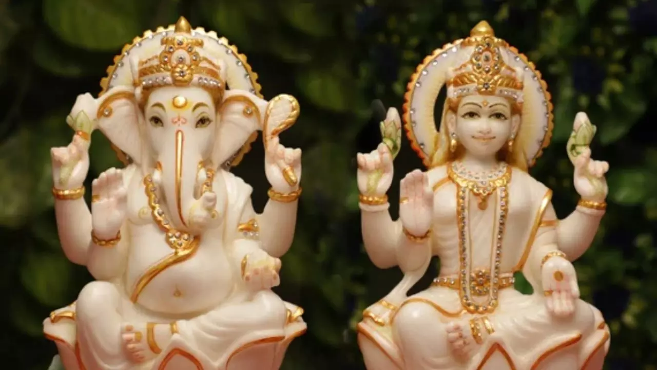 गलती से भी इस जगह ने रखें लक्ष्मी-गणेश की मूर्ति, जानें सही दिशा और जीवन में लाएं सुख-समृद्धि