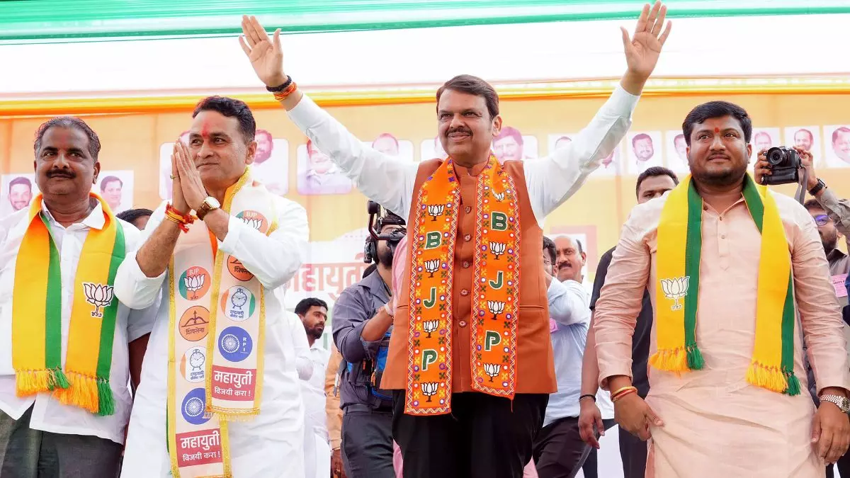 हिंदू जागो तो..., महाराष्ट्र में अब वोट जिहाद बनाम धर्मयुद्ध? फडणवीस के गाने ने बढ़ाया सियासी पारा
