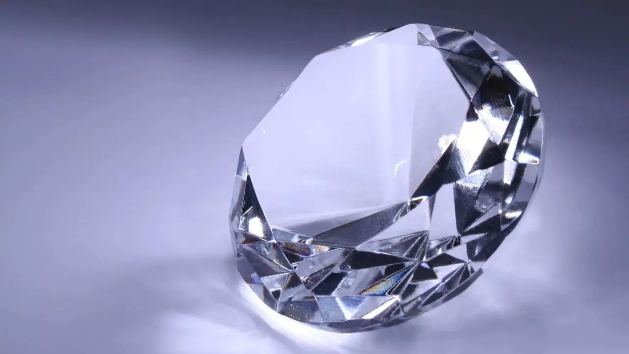 Diamond Gemstone Benefits: हीरा पहनने से बदल जाएगी जिंदगी! जानें इसे धारण करने के नियम और चमत्कारी लाभ