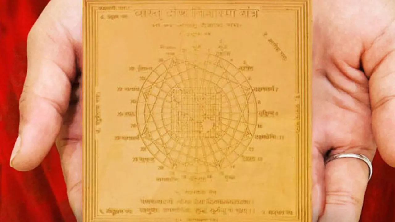 Vastu Tips: इन आदतों से बचें वरना घर में बढ़ेगी दरिद्रता! वास्तु शास्त्र की जरूरी टिप्स
