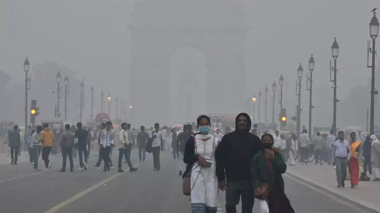 दिल्ली में खतरनाक लेवल तक पहुंचा वायु प्रदूषण, GRAP-4 लागू, स्कूल खुलेंगे ऑनलाइन