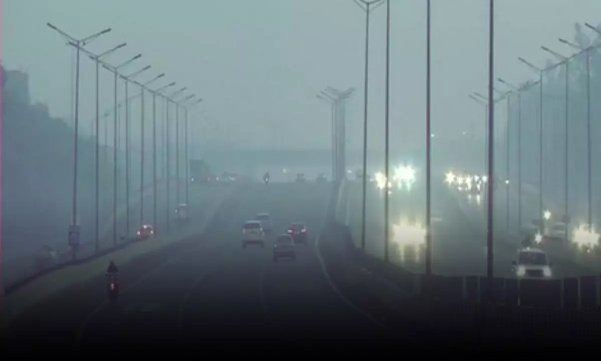 बद से बदतर हो रही दिल्ली की हवा, कई इलाकों में 500 पार पहुंचा AQI, ठंड के साथ डरा रहा प्रदूषण