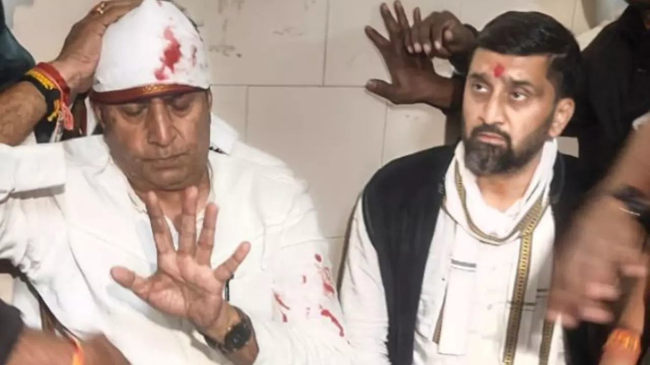 माथे से बह रहा खून, सफेद अंगोछे से बांधी पट्टी, अनिल देशमुख के काफिले पर कैसे हुआ हमला?