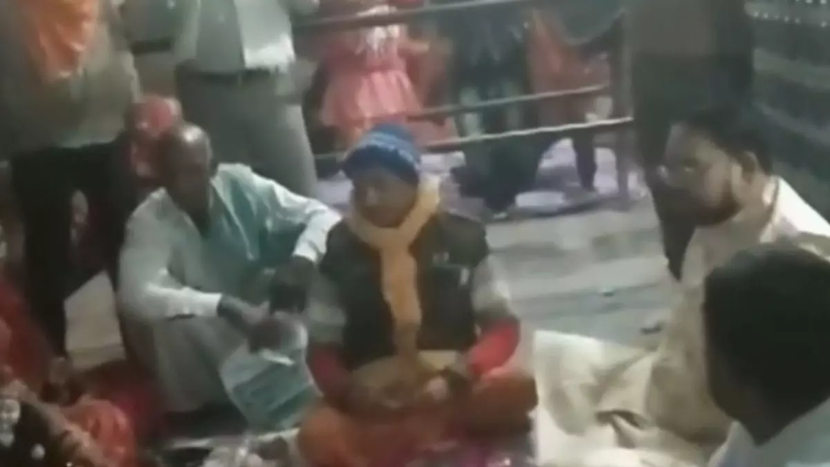 मैं 62 बरस का और तुम 32 की, ये चुनाव क्या कुछ न कराए? बिहार के इस नेता ने आधी उम्र की लड़की से रचाई शादी
