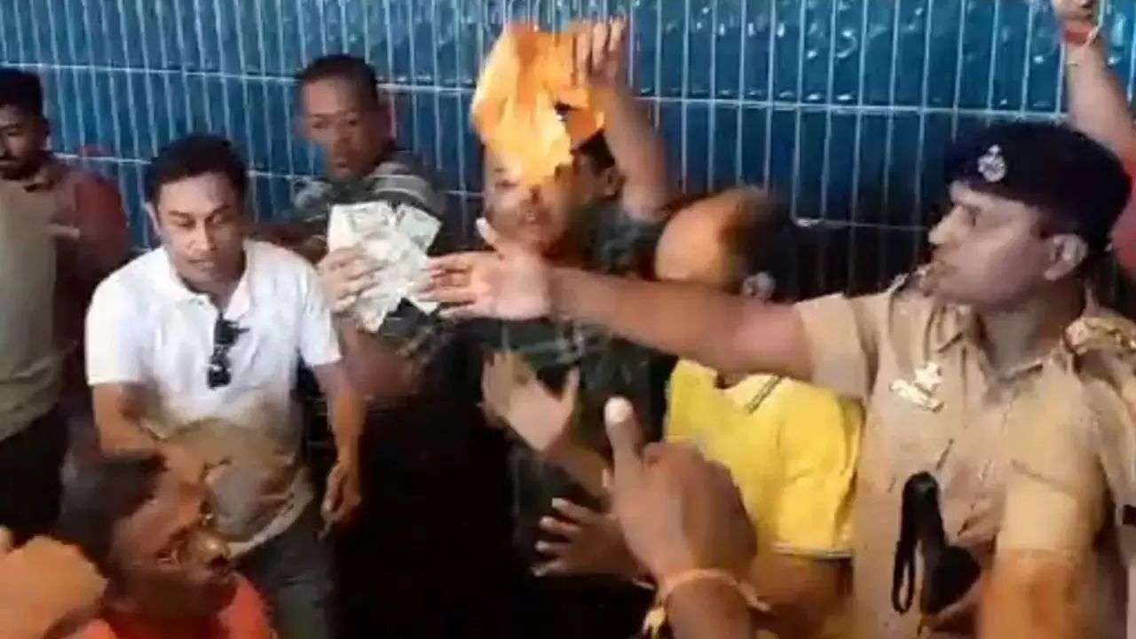 वोटिंग से पहले महाराष्ट्र में Cash For Vote पर संग्राम! विनोद तावड़े पर 5 करोड़ बांटने का आरोप, Video Viral