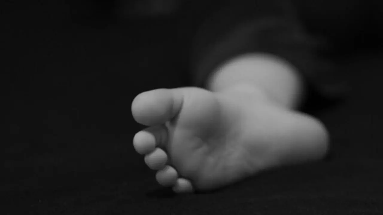 पति-पत्नी गोरे और बच्चा हुआ काला, अब पति ने कर दी पैटरनिटी टेस्ट की मांग