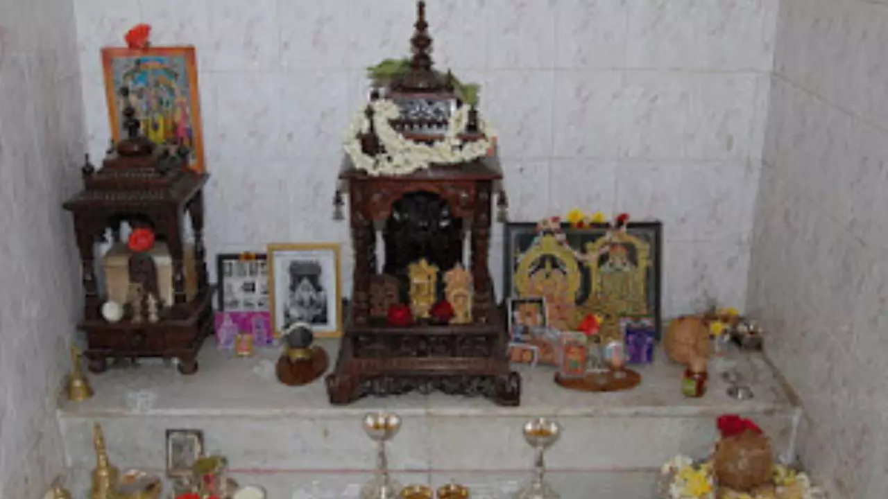 घर का मंदिर कैसे बनाएं? इन 6 वास्तु टिप्स अपनाएं और देवी लक्ष्मी की कृपा पाएं!