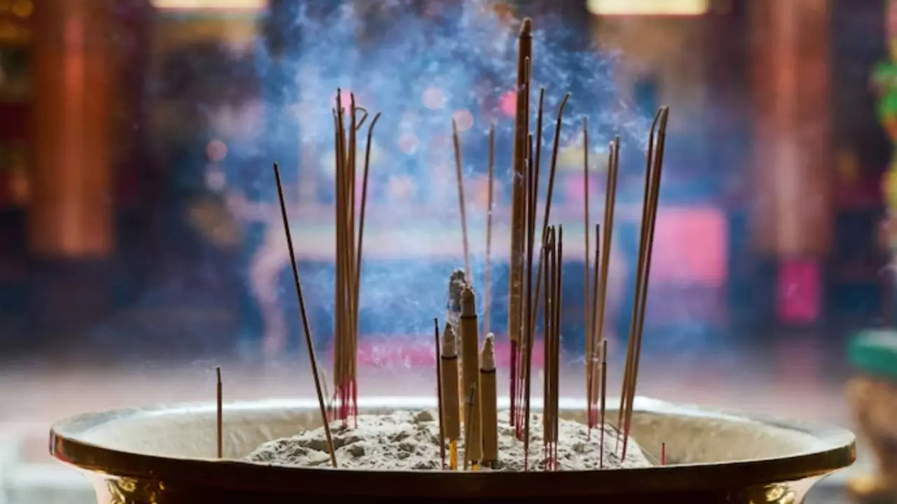 क्या पूजा करते दौरान जलाते हैं अगरबत्ती? हो सकता है अशुभ, जानिए क्या कहते हैं धार्मिक विद्वान