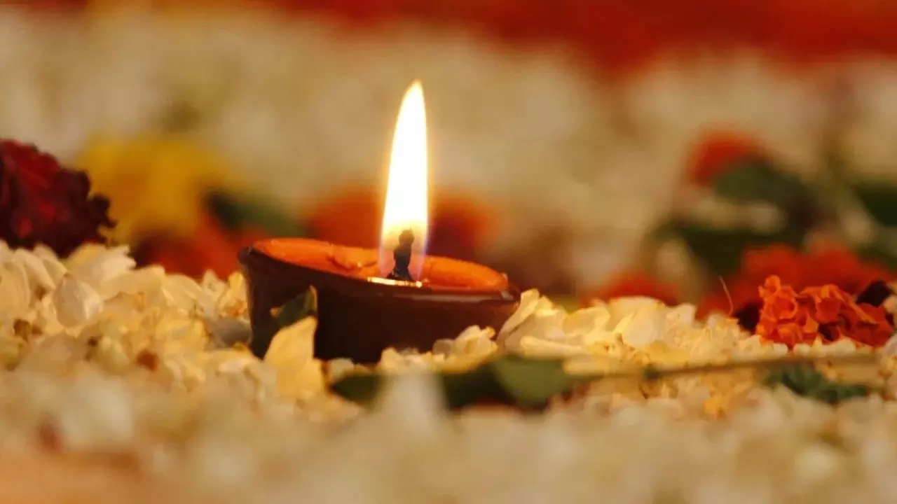दीपक जलाने के ये 5 उपाय बदल सकते हैं आपका भाग्य, जानें कैसे दूर होगा हर कष्ट