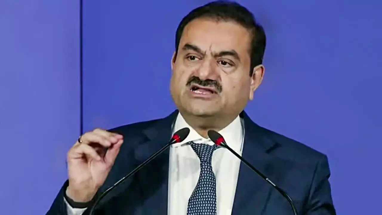 गौतम अडानी ने दी 2000 करोड़ की रिश्वत! अमेरिका में कारोबारी के खिलाफ केस दर्ज, जानिए क्यों लगे ये आरोप गौतम अडानी ने दी 2000 करोड़ की रिश्वत! अमेरिका में कारोबारी के खिलाफ केस दर्ज, जानिए क्यों लगे ये आरोप