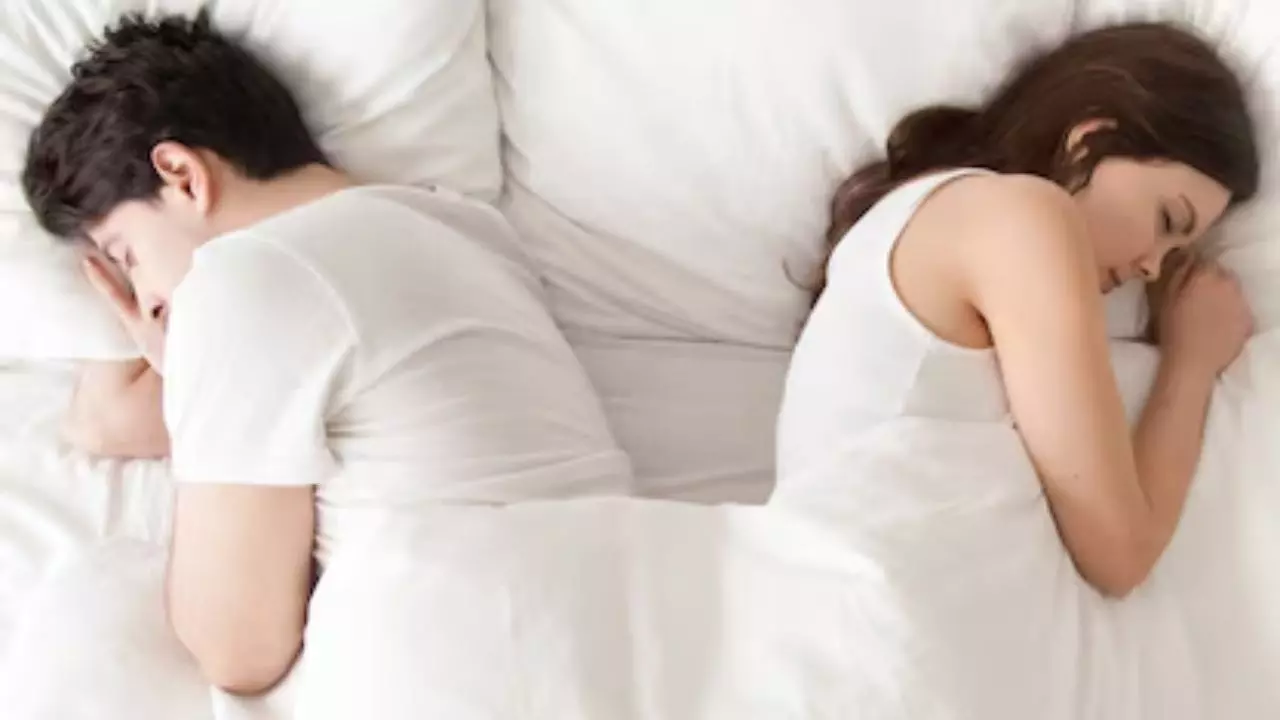 रिश्तों को बचाने का अनोखा तरीका, जानें कपल्स के बीच बढ़ते Sleep Divorce ट्रेंड के बारे में