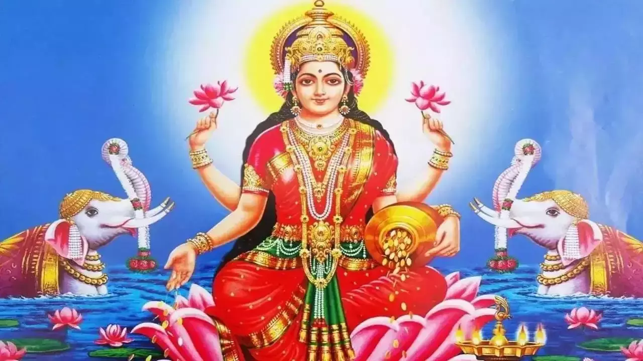 गलती से भी किसी के हाथ में न दें ये चीजें, वरना घर से चले जाती हैं मां लक्ष्मी!