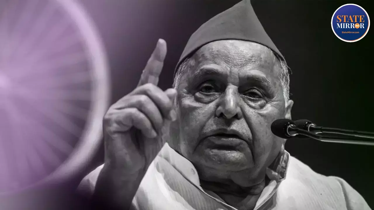 जब मंच पर मुलायम सिंह यादव ने दरोगा को उठाकर पटका, सियासत में भी विरोधियों को चटाई धूल; किस्‍से नेता जी के