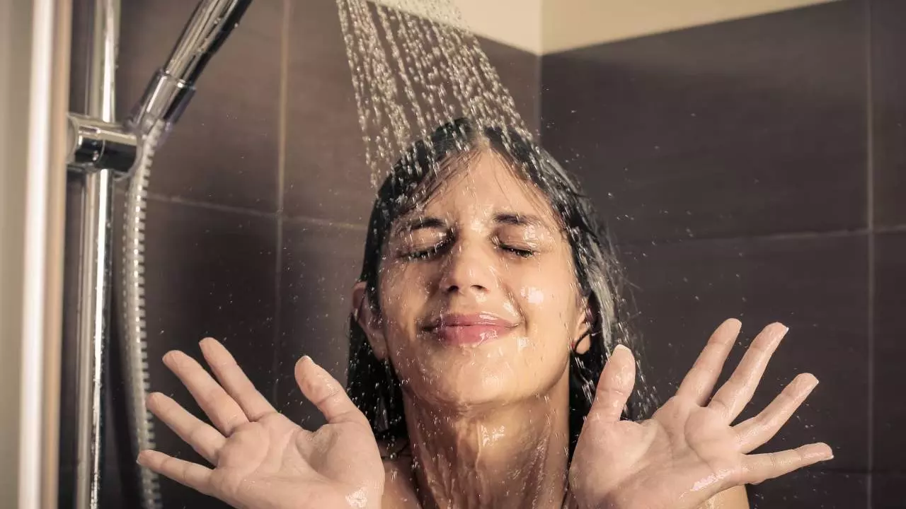 सर्दियों में गर्म या ठंडे किस पानी से नहाना चाहिए?
