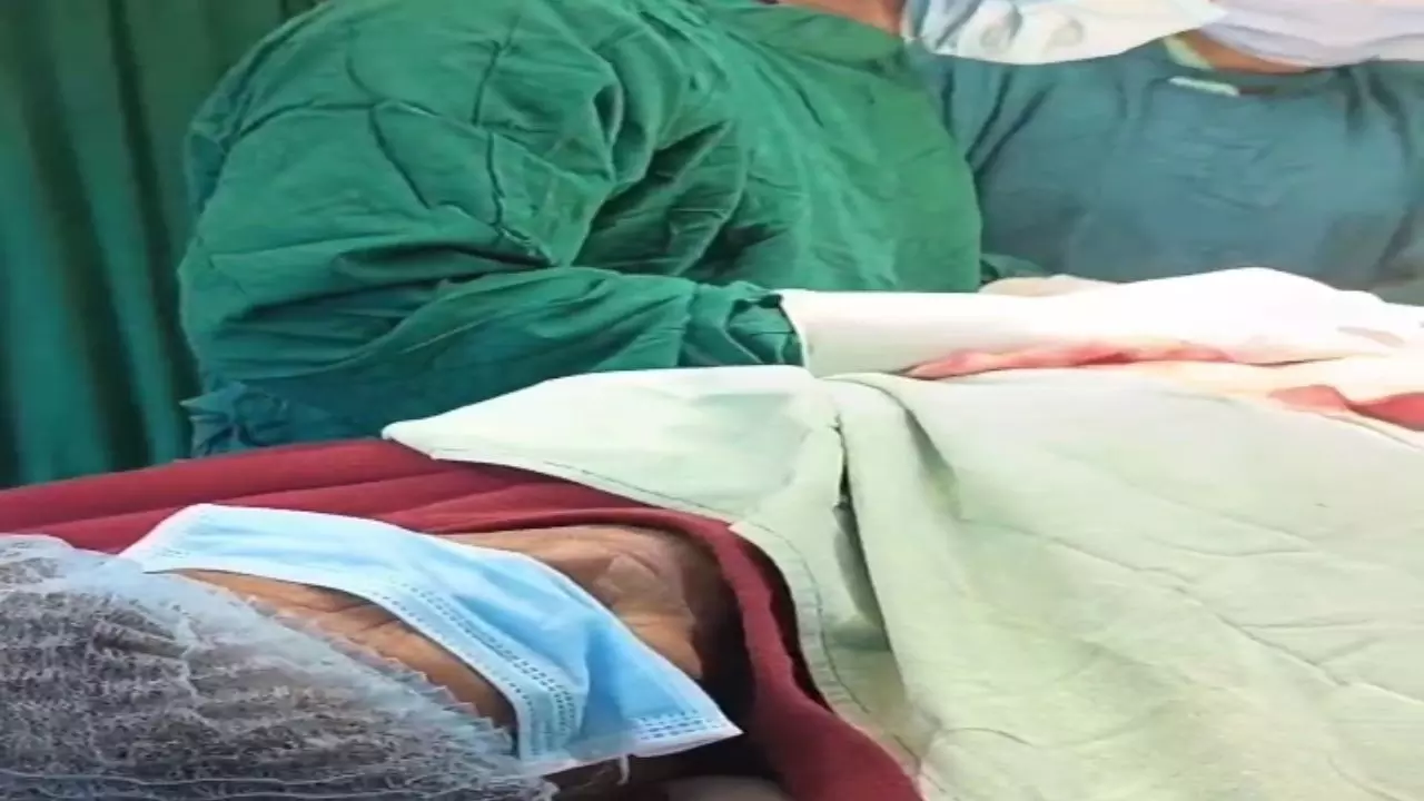 चलता रहा ऑपरेशन, बुजुर्ग मरीज गुनगुनाता रहा तू 16 बरस की मैं 17 बरस का, Video Viral