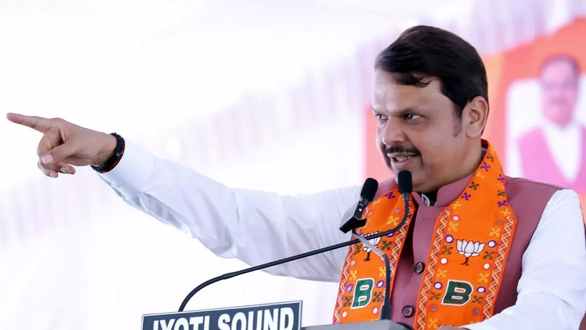 इमरजेंसी के विरोध में छोड़ा इंदिरा स्‍कूल, पिता थे नितिन गडकरी के राजनीतिक गुरु; कहानी देवेंद्र फडणवीस की