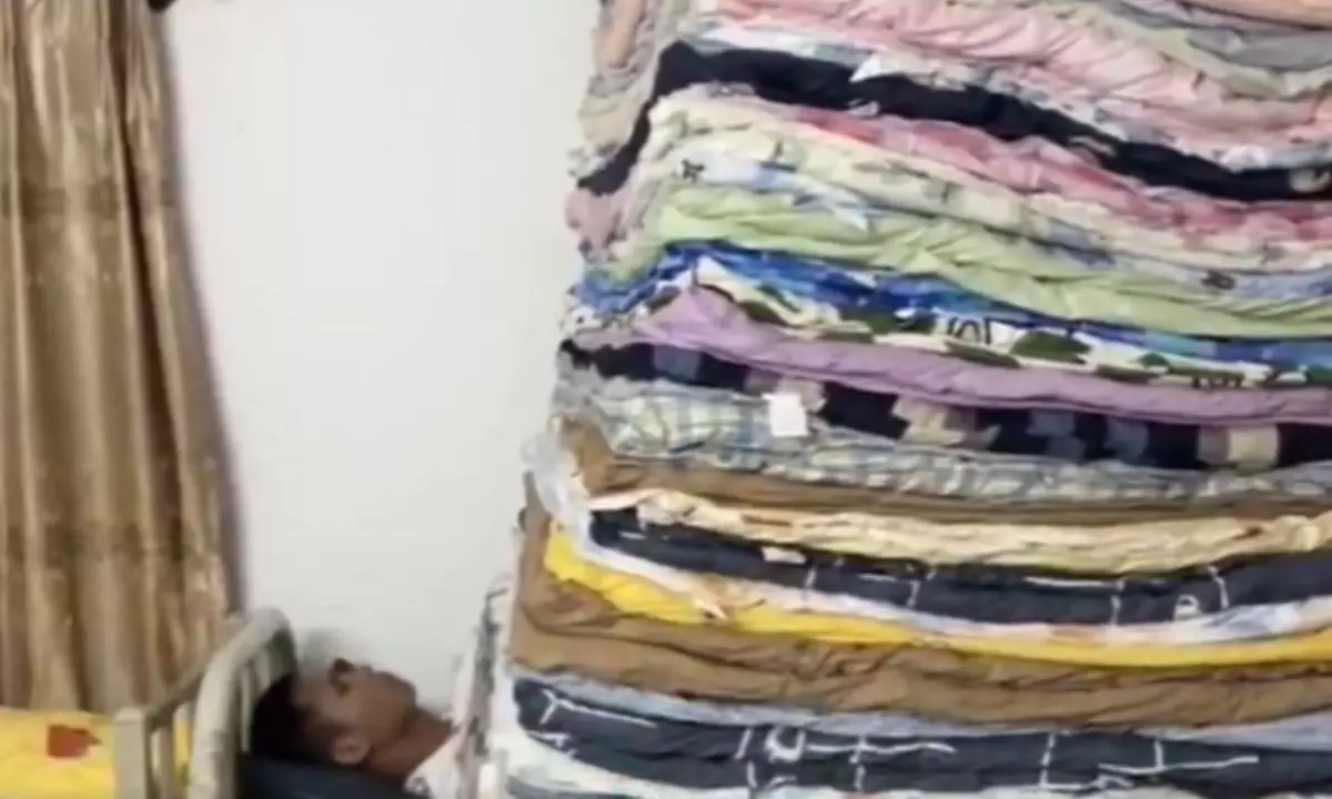 ठंड से बचने का अनोखा जुगाड़, Video वायरल, लोगों ने कहा- 50-60 और ले आओ ठंड से बचने का अनोखा जुगाड़, Video वायरल, लोगों ने कहा- 50-60 और ले आओ