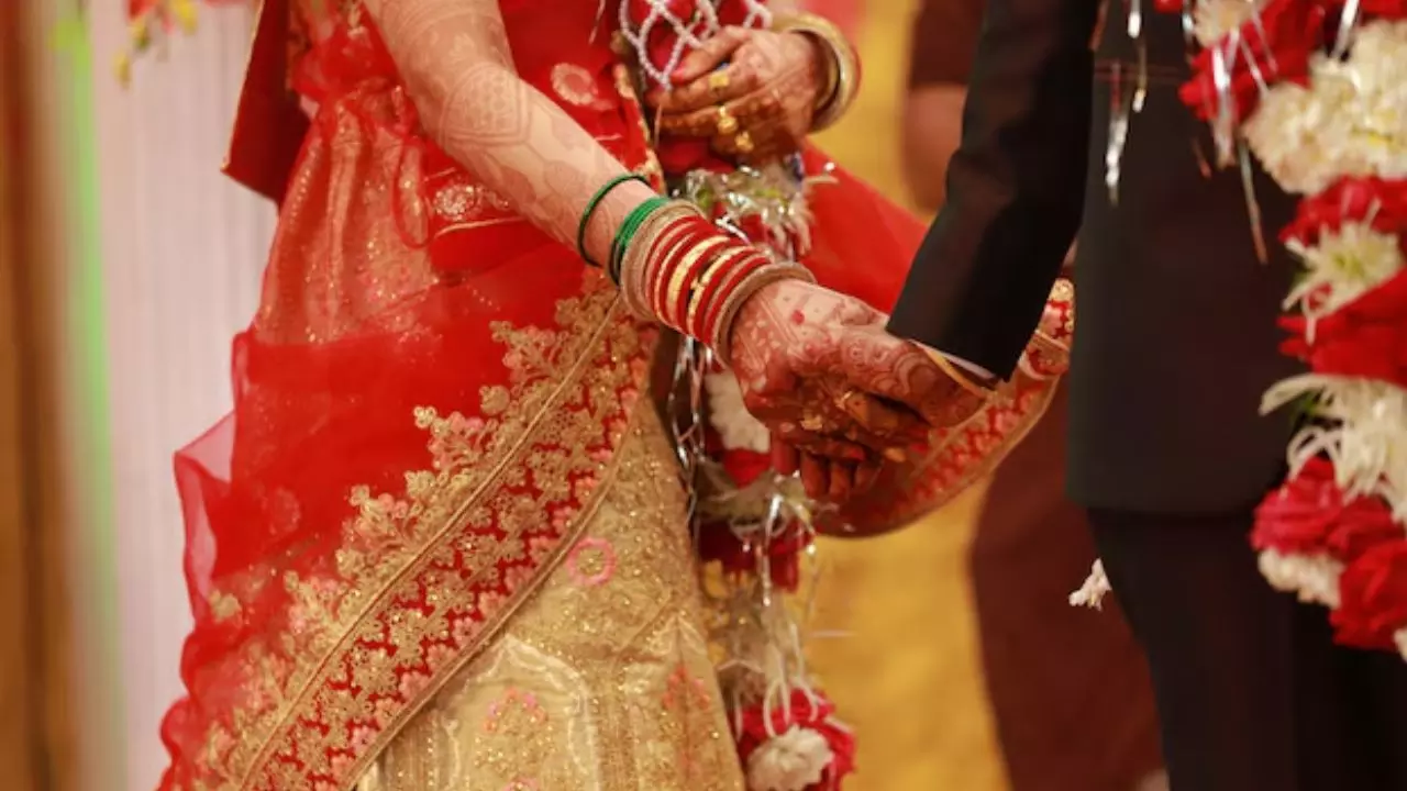 पहले हुआ स्वागत, फिर बाारतियों की हुई जमकर पिटाई; दूल्हे का भाई और फूफा गंभीर रूप से हुए घायल