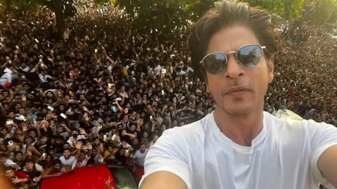 शाहरुख खान नहीं इस स्टार का होता मन्नत, एक इशारे पर नाचता है बॉलीवुड, आज हैं करोड़ों दिलों की जान