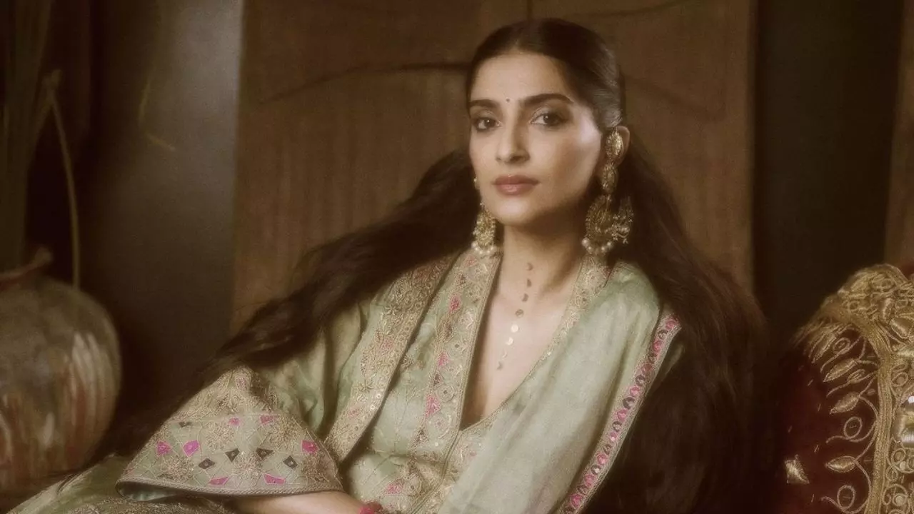 फेशियल हेयर के कारण ट्रोल हुई थीं सोनम कपूर, आखिर मां ने एक्ट्रेस को क्यों दिखाई काजोल की फोटो?