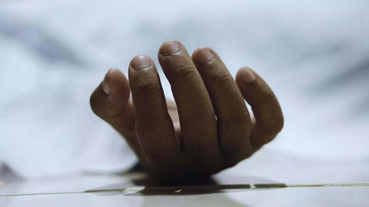 बिहार : गर्लफ्रेंड के घर में घुस कर की ये डिमांड, नहीं मानी तो खुद को उतारा मौत के घाट