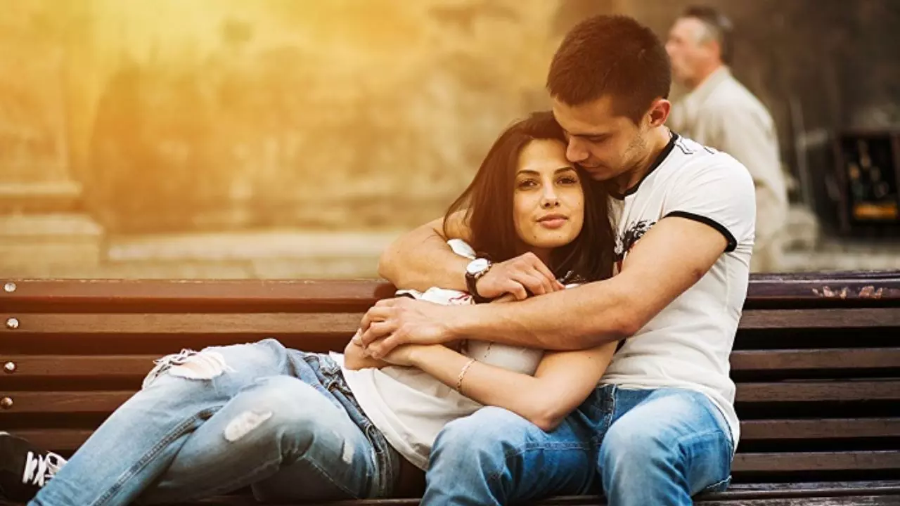 क्या आपका नाम P, R या S से शुरू होता है? पति के लिए बेहद लकी होती हैं ये लड़कियां, जानें उनका स्वभाव और भविष्य